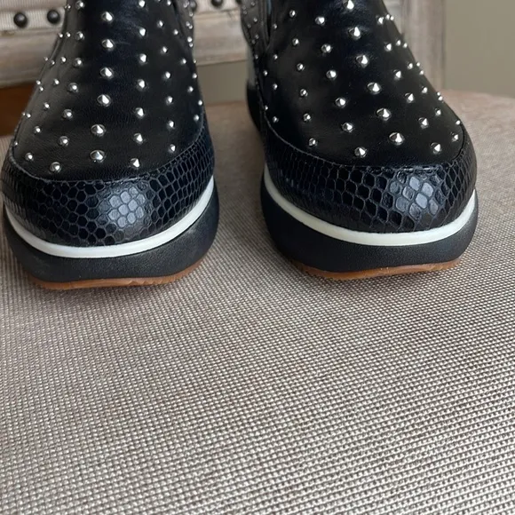NWOT DONALD PLINER LIZZEE COMFY SLIP ON STUDDED PLATFORM LEATHER SHOES SIZE 8M