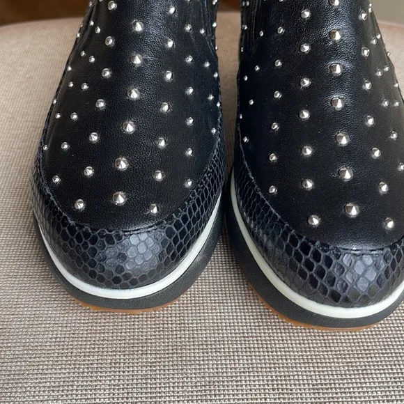 NWOT DONALD PLINER LIZZEE COMFY SLIP ON STUDDED PLATFORM LEATHER SHOES SIZE 8M