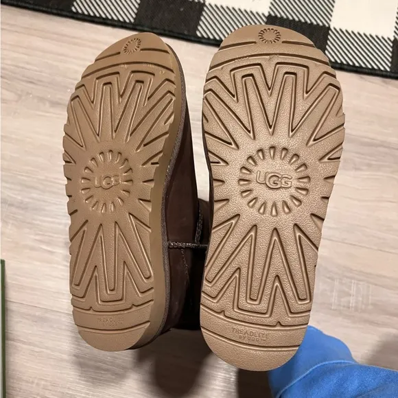 NWOT UGG Classic Short Leather Brownstone Boots