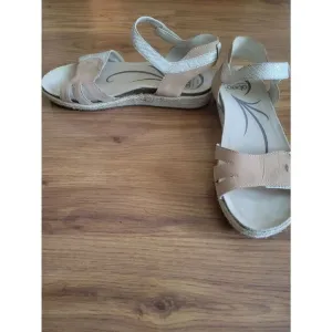 NWOT Abeo Strappy Sandal