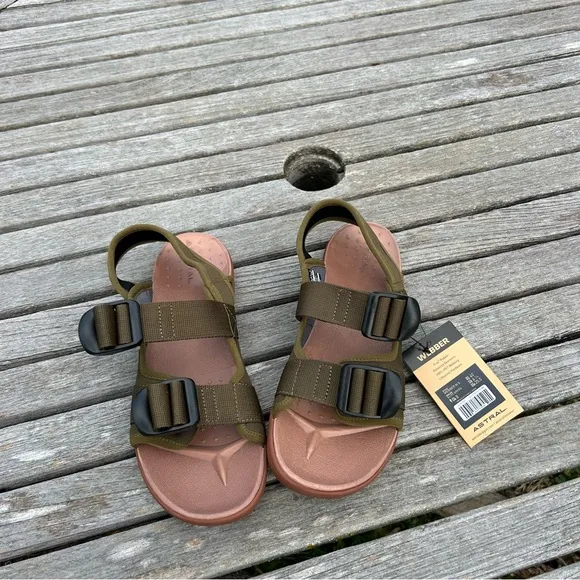 Nwt‎ Astral green Webber Sandals size 8 woman’s