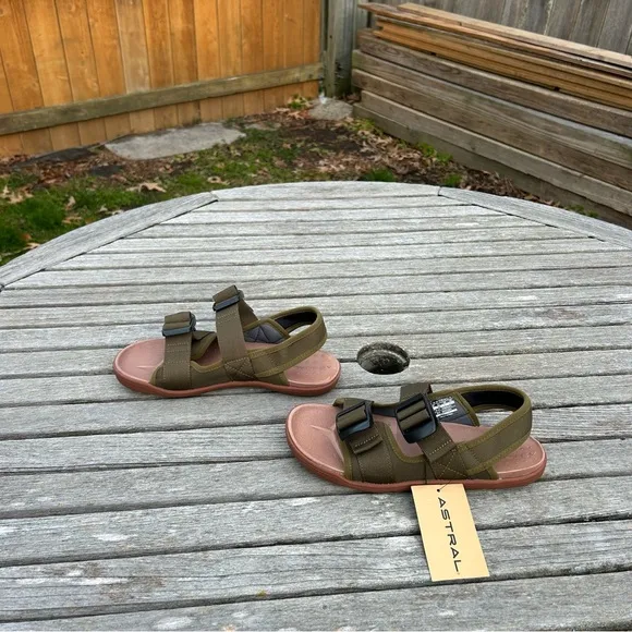 Nwt‎ Astral green Webber Sandals size 8 woman’s