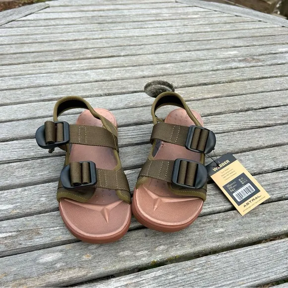 Nwt‎ Astral green Webber Sandals size 8 woman’s