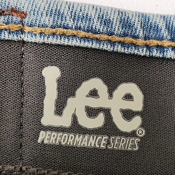 NWT Lee Extreme Motion Straight Leg Tapered Jeans Size 32x30 Blue