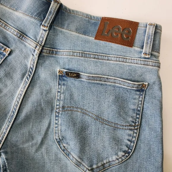 NWT Lee Extreme Motion Straight Leg Tapered Jeans Size 32x30 Blue