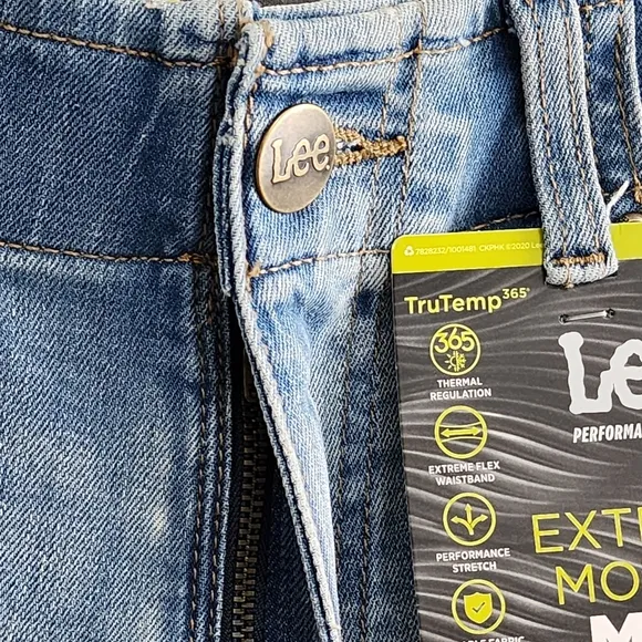 NWT Lee Extreme Motion Straight Leg Tapered Jeans Size 32x30 Blue