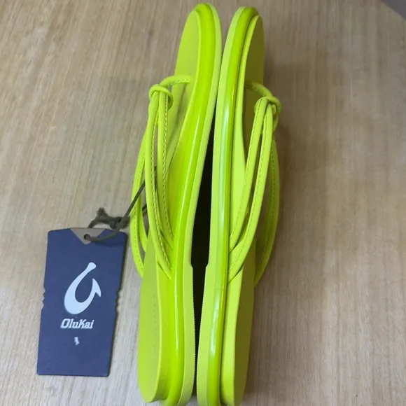 NWT-OLUKAI- Aka Sandals in citron lime green- women Size 7
