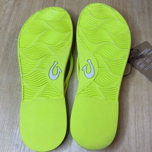 NWT-OLUKAI- Aka Sandals in citron lime green- women Size 7