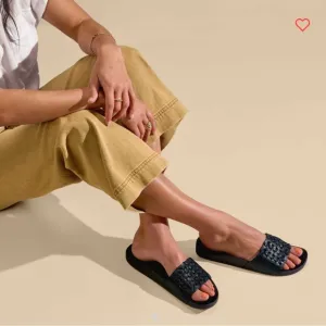 NWT OluKai Kāmola Women’s Slide Sandals Size 5