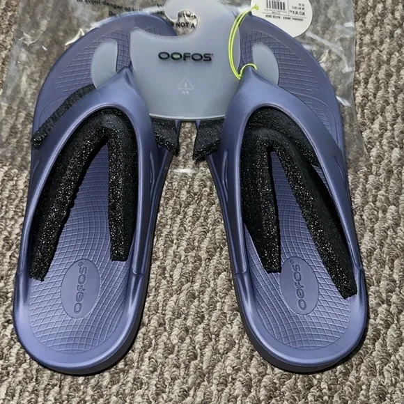 NWT Oofos Sandals