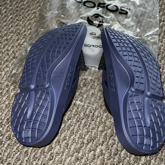 NWT Oofos Sandals