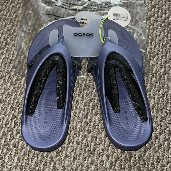NWT Oofos Sandals