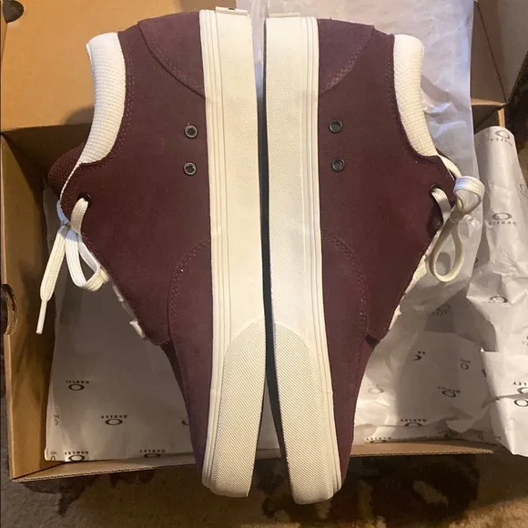 Oakley Burgundy and White mens 9 Sneakers