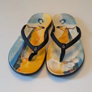 OluKai Ho'opio Pae Water Resistant Flip Flop Hawaiian Scene Art Surfing Sz 9