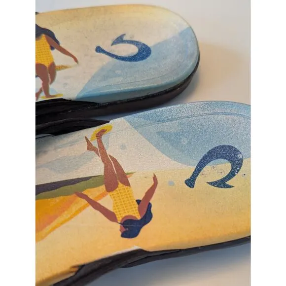 OluKai Ho'opio Pae Water Resistant Flip Flop Hawaiian Scene Art Surfing Sz 9
