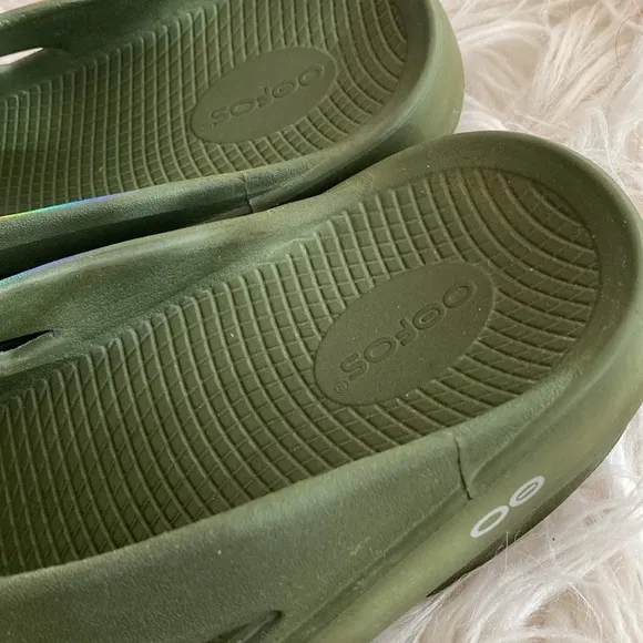 OOFOS unisex slip on sandals