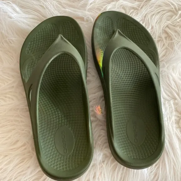 OOFOS unisex slip on sandals