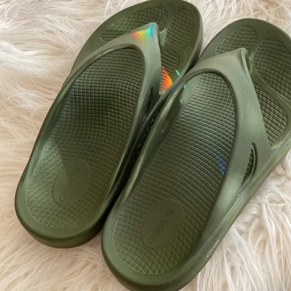 OOFOS unisex slip on sandals