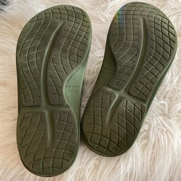 OOFOS unisex slip on sandals