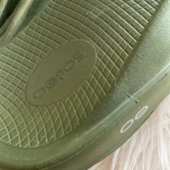 OOFOS unisex slip on sandals
