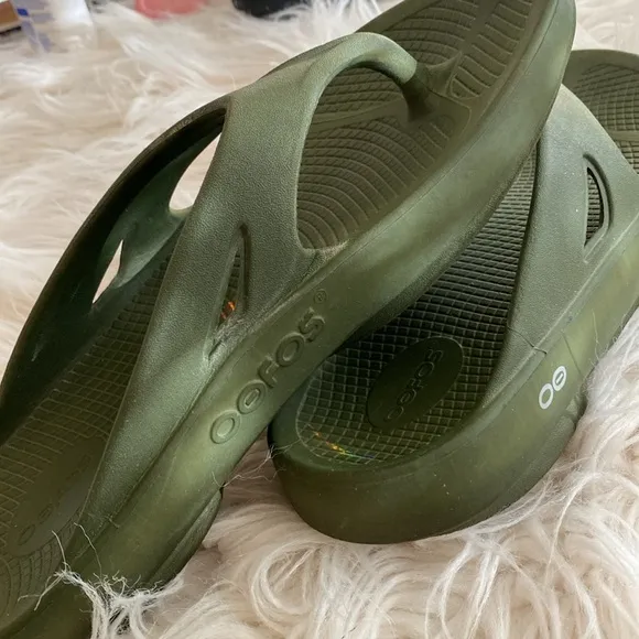 OOFOS unisex slip on sandals