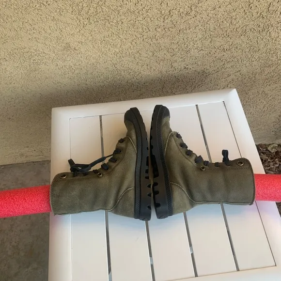 Palladium leather military green shoelaces boots size 6 ( European 37)