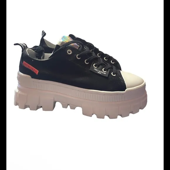 Palladium Revolt Lo TX Platform Sneakers Womens US Size 8 Black/Marshmallow