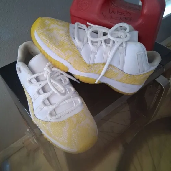 RARE! Retro Nike Air Jordan 11's Size 10 Yellow Snakeskin Great Condition