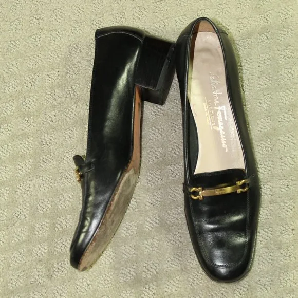 Salvatore Ferragamo Women's 8 2A Gold Horse bit Black Leather 1.5&quot; Block Heel