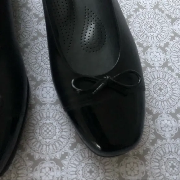 SAS black leather bow cap toe tripad orthopedic flats