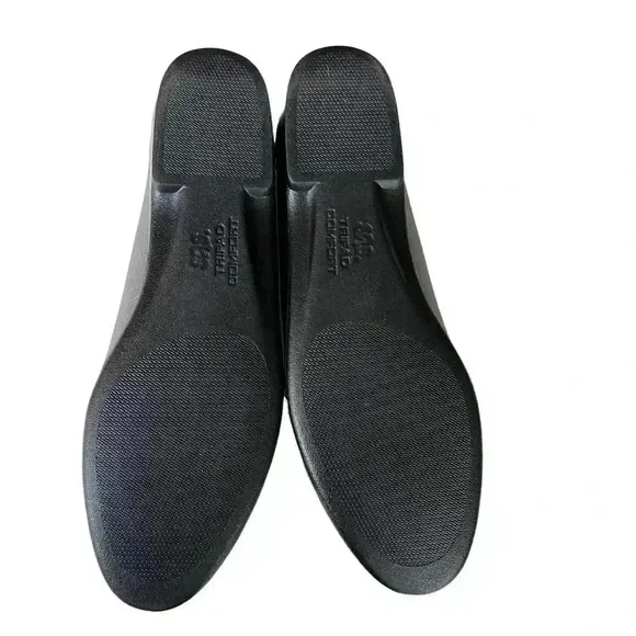 SAS METALLIC SILVER LOAFERS!! Size 8!! GREAT WORK SHOE MADE FOR COMFORT!!