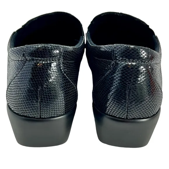 SAS women's Dream black snake slip-on loafers size 9.5 narrow