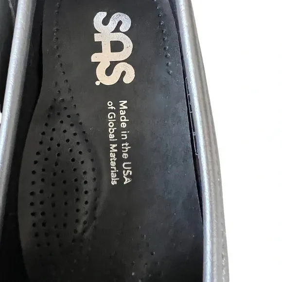 SAS Women's METALLIC SILVER LOAFERS Size GREAT WORK SHOE MADE FOR COMFORT
