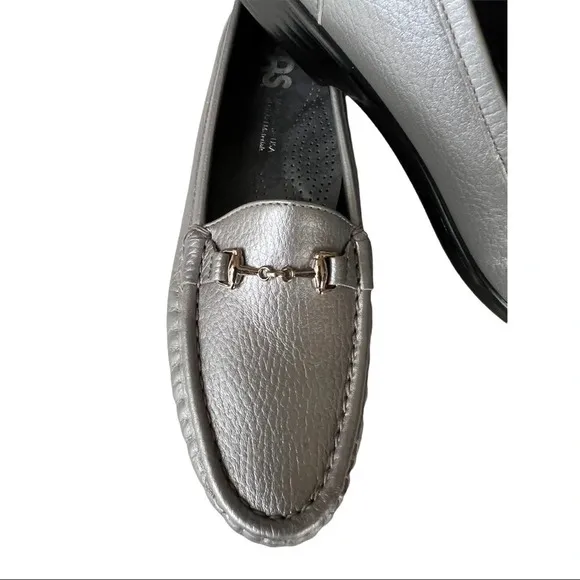 SAS Women's METALLIC SILVER LOAFERS Size GREAT WORK SHOE MADE FOR COMFORT