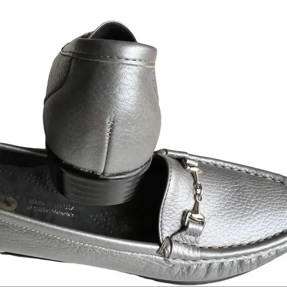 SAS Women's METALLIC SILVER LOAFERS Size GREAT WORK SHOE MADE FOR COMFORT