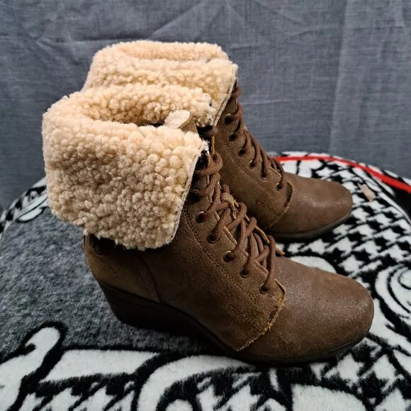 Size 7 Women UGG Zea Brown Leather Shearling Wedge Lace-Up Boots 1003360