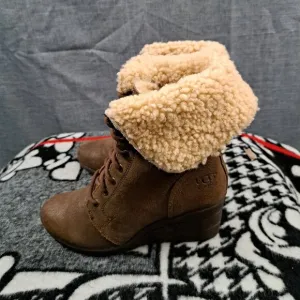 Size 7 Women UGG Zea Brown Leather Shearling Wedge Lace-Up Boots 1003360