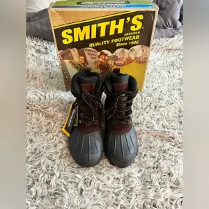 Smith’s American Quality Footwear since 1906 snow/winter boots, Size 7 NWT