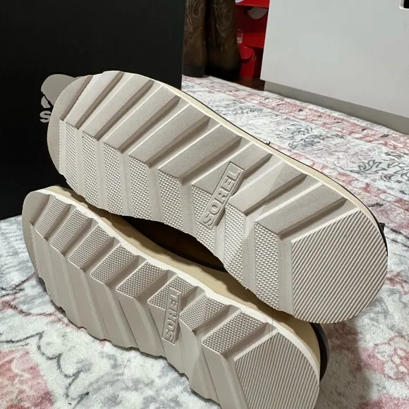 Sorel hiking boots size 7 new in box