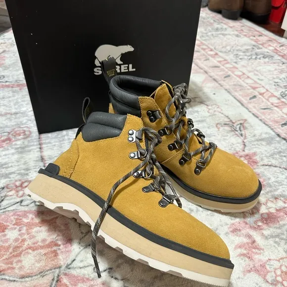 Sorel hiking boots size 7 new in box