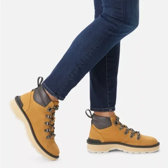 Sorel hiking boots size 7 new in box