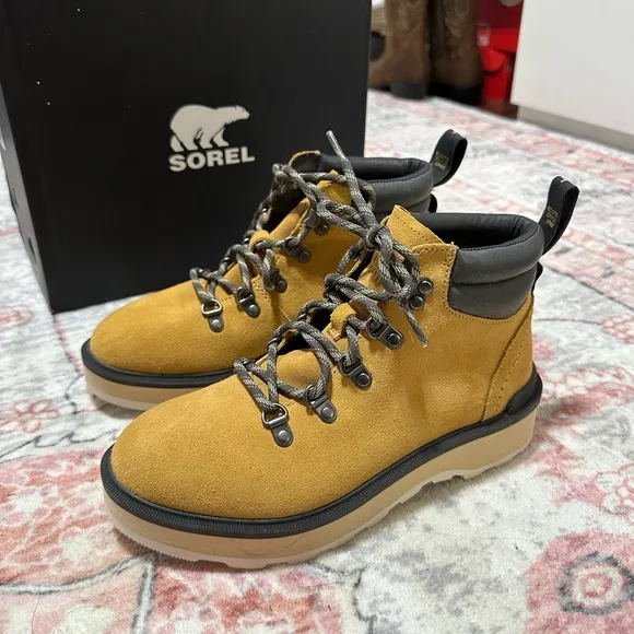 Sorel hiking boots size 7 new in box