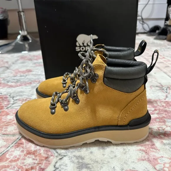 Sorel hiking boots size 7 new in box