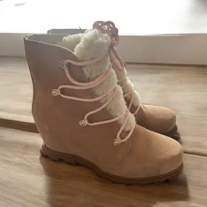 Sorel Joan Of Arctic Wedge III Lace Cozy Bootie in Tawny Buff Gum size 10.5