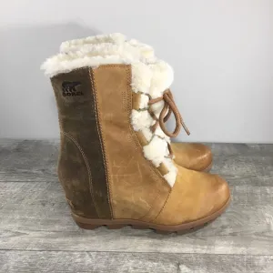 Sorel NL3021 Joan of Arctic Wedge II Shearling Camel Leather Womens Boots Size 8