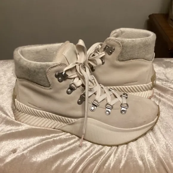 SOREL. out and about 111 conquest water proof boots Sz 9