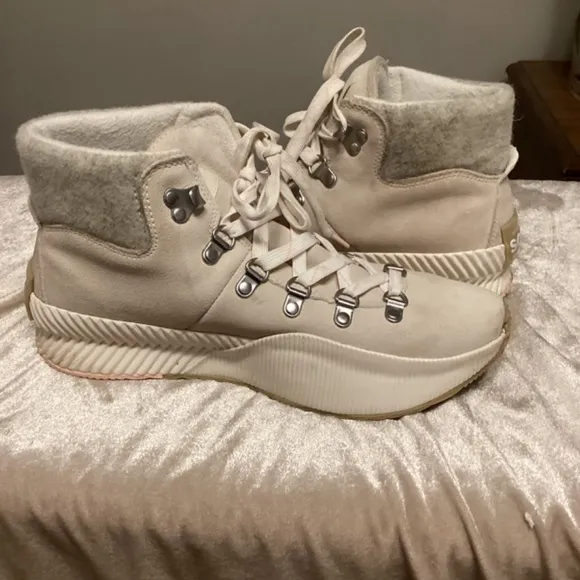 SOREL. out and about 111 conquest water proof boots Sz 9