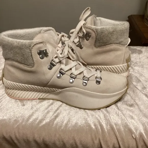 SOREL. out and about 111 conquest water proof boots Sz 9