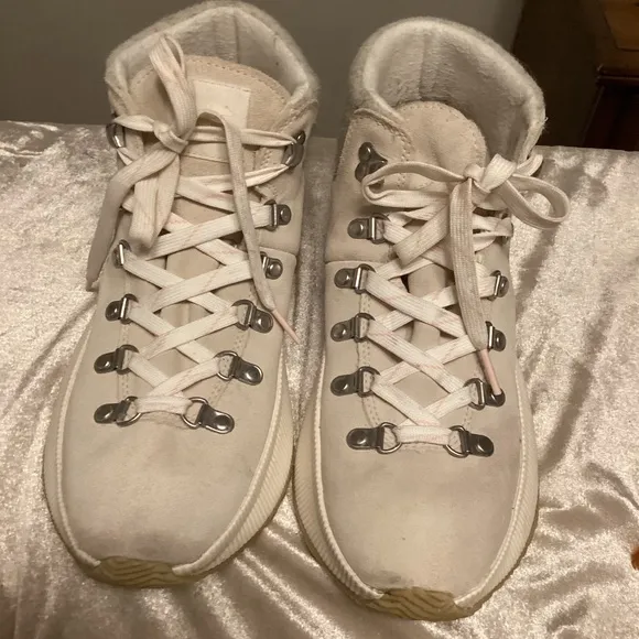 SOREL. out and about 111 conquest water proof boots Sz 9