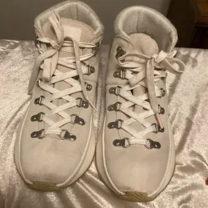 SOREL. out and about 111 conquest water proof boots Sz 9